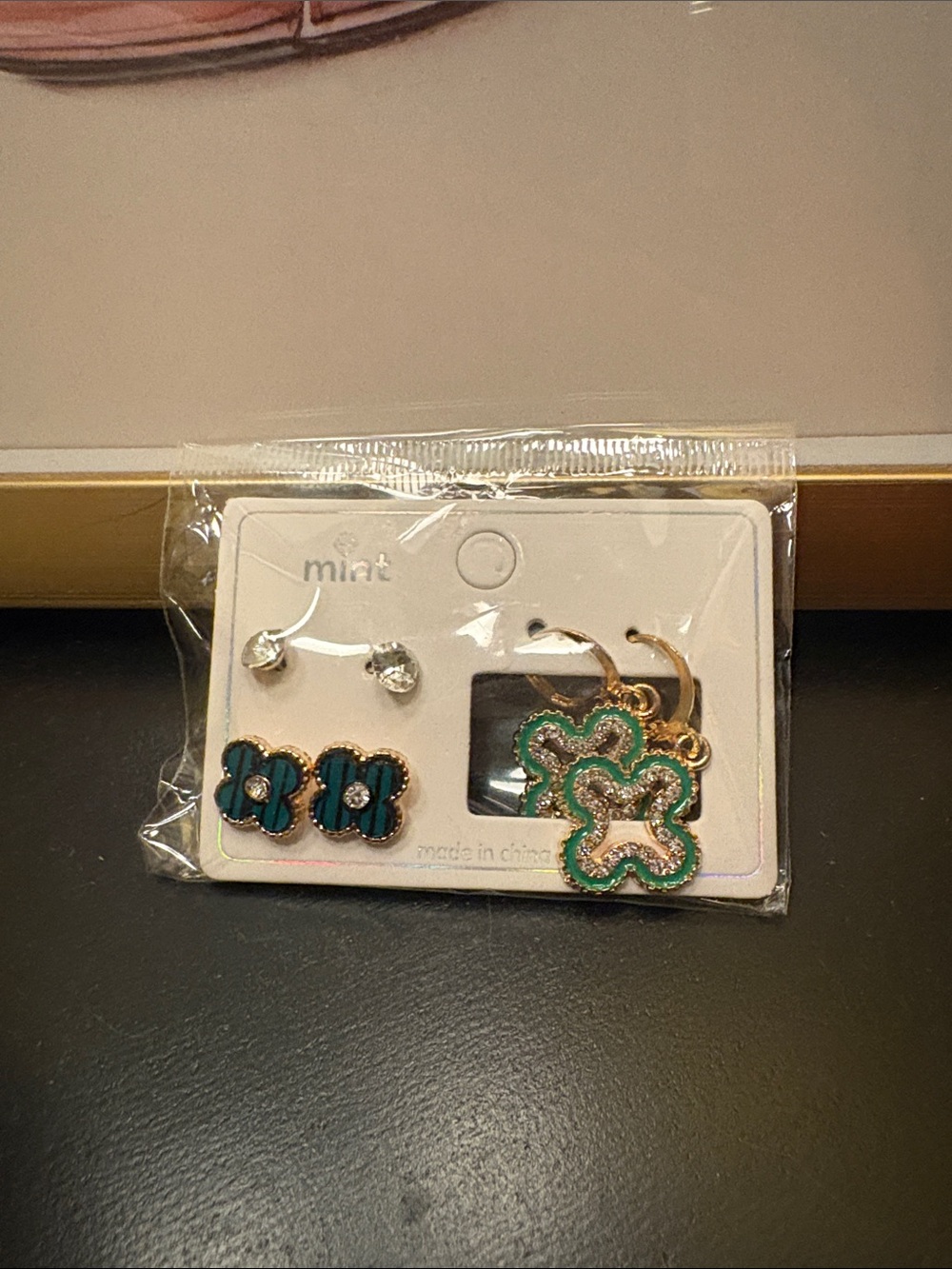2/20$♥️3 Mint Green Flower, Crystal Earrings